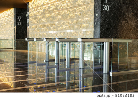 オフィスビルエントランスのセキュリティ：フラッパーゲート 81023183