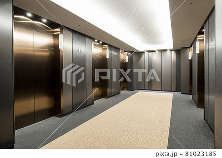 オフィスビルのエレベーターホール 81023185