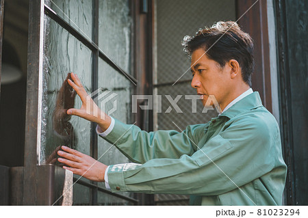 玄関ドアガラスの修理業者 81023294