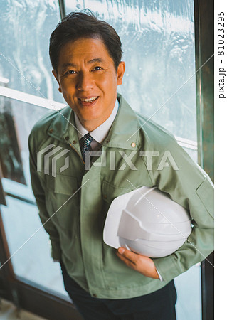 作業服にネクタイ姿の男性 81023295