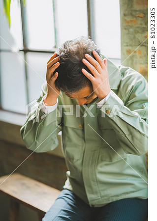 作業服にネクタイ姿の男性 81023305