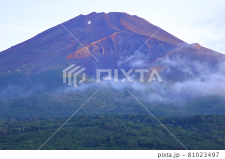 富士山　水が塚　宝永火口　ガス湧き雲 81023497