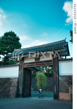 桜田門を通過する自転車 81023754