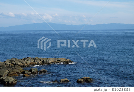 函館から津軽海峡の最短距離で下北半島を望む 81023832