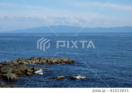 函館から最短距離で貨物船の通る津軽海峡と下北半島を望む 81023833