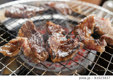 ロースターで焼くジューシーな高級焼肉黒毛和牛【霜降り上カルビ】精肉 ロースターで焼くジューシーな高級焼肉黒毛和牛【霜降り上カルビ】精肉 81023837