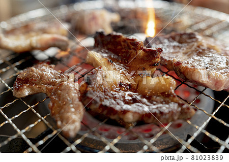 ロースターで焼くジューシーな高級焼肉黒毛和牛【霜降り上カルビ】精肉 ロースターで焼くジューシーな高級焼肉黒毛和牛【霜降り上カルビ】精肉 81023839