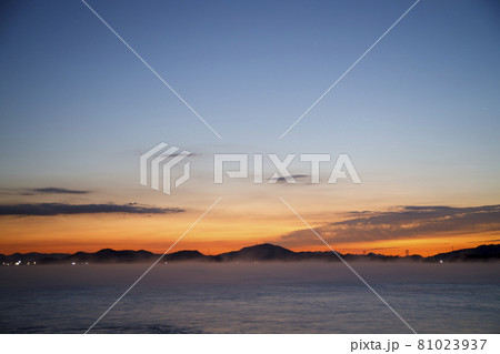 広島県三原市　海霧漂う朝焼けの三原湾 81023937