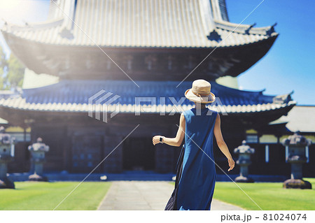 日本のお寺を見学する女性イメージ 81024074