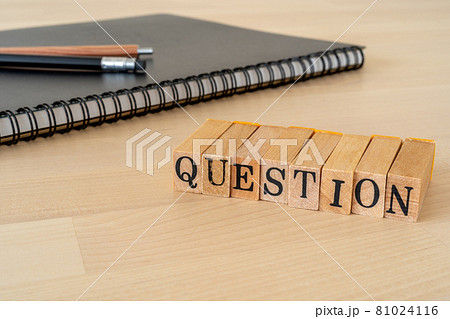 質問｜「QUESTION」と書かれたスタンプとノート、シャープペンシル 81024116