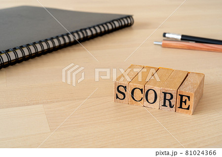 テストの点数|「SCORE」と書かれたスタンプ、ノート、シャープペンシル テストの点数|「SCORE」と書かれたスタンプ、ノート、シャープペンシル 81024366
