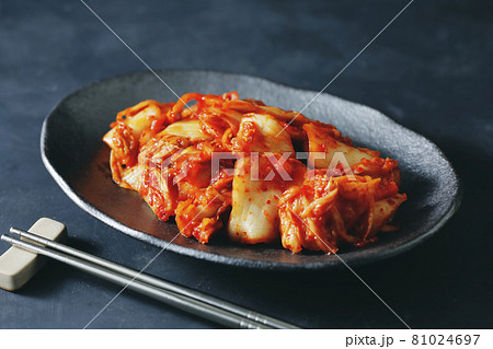 辛くて美味しい韓国産のキムチ 81024697