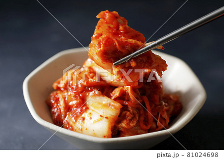 辛くて美味しい韓国産のキムチ 81024698