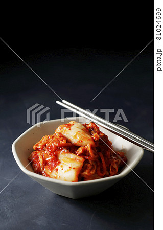 辛くて美味しい韓国産のキムチ 81024699