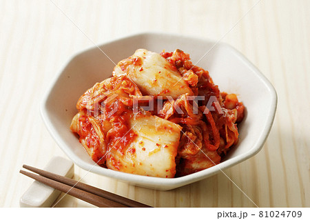 辛くて美味しい韓国産のキムチ 81024709