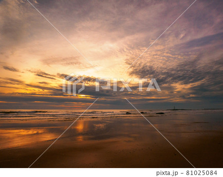 南国の無人ビーチの日没 (カオラック、パンガー県、タイ王国) 81025084