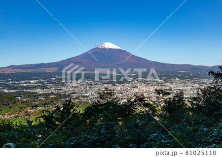 富士山と御殿場の街並み　静岡県御殿場市御殿場箱根線にて 81025110