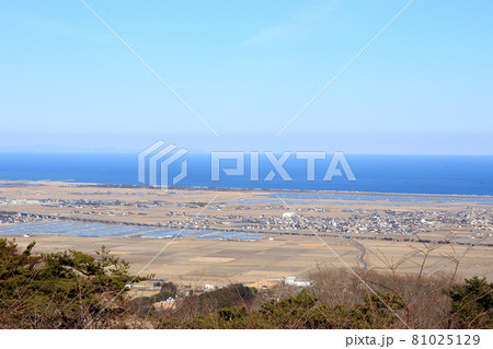「四方山展望台」（宮城県角田市・亘理町・山元町）から見る「仙台平野（仙南平野）」の亘理町方向と太平洋 81025129