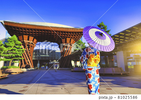 着物姿の女性の後ろ姿と金沢駅 着物姿の女性の後ろ姿と金沢駅 81025586