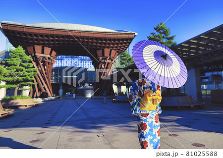 着物姿の女性の後ろ姿と金沢駅 着物姿の女性の後ろ姿と金沢駅 81025588