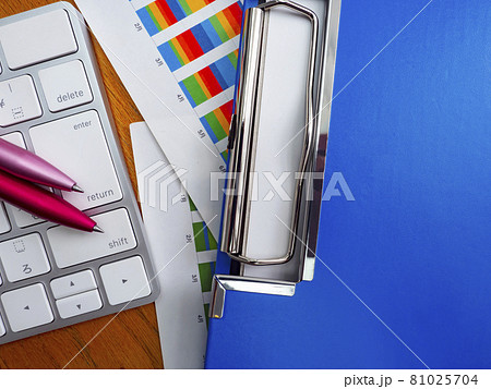 ビジネスイメージ・グラフ・キーボード・バインダー・メガネ・女性 81025704