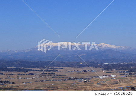 「四方山展望台」(宮城県角田市)から見る雪の「蔵王連峰」(蔵王町)風景 「四方山展望台」(宮城県角田市)から見る雪の「蔵王連峰」(蔵王町)風景 81026029