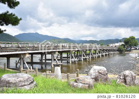 夏の嵐山　渡月橋と桂川 81026120