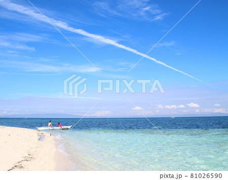 青い海と青い空 81026590