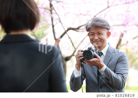写真を撮る父親 81026819