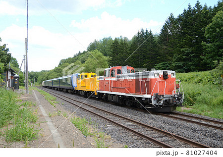 ひっそり静まり返った奥白滝信号場を通過する「THE ROYAL EXPRESS」(試運転列車) ひっそり静まり返った奥白滝信号場を通過する「THE ROYAL EXPRESS」(試運転列車) 81027404