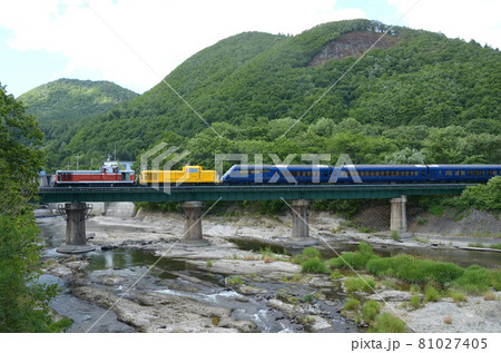 武利ダムのすぐ下流にある野上湧別川橋梁を渡る「THE ROYAL EXPRESS」(試運転列車) 武利ダムのすぐ下流にある野上湧別川橋梁を渡る「THE ROYAL EXPRESS」(試運転列車) 81027405