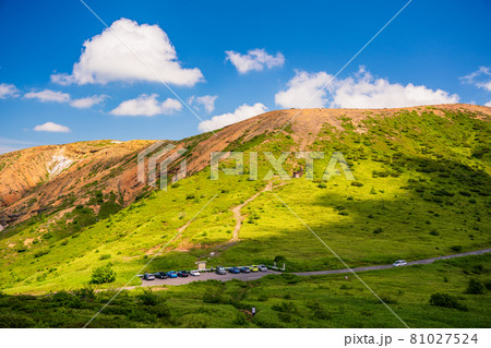 （群馬県）志賀草津道路（さわやか街道）　山田峠から望む、白根山 81027524
