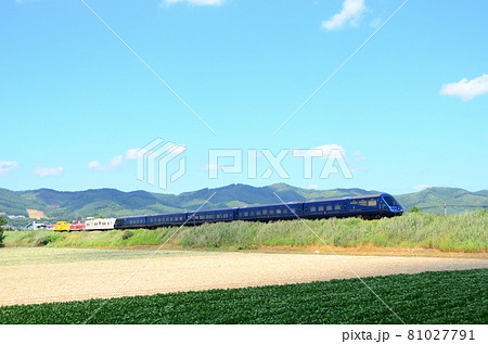 点々と雲が散らばる青空の中を走る「THE ROYAL EXPRESS」（試運転列車） 81027791