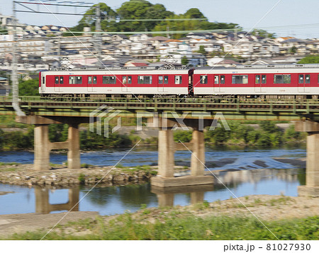 大和川を渡る通勤電車 81027930