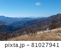 奥多摩稜線から眺める初冬の南アルプスの峰々 81027941