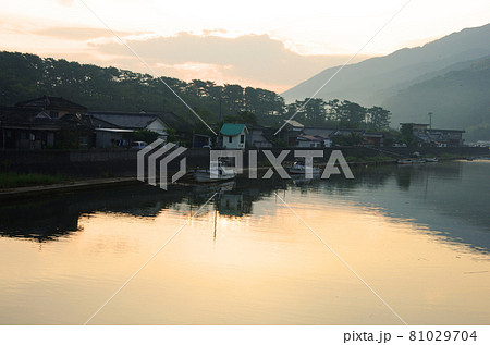 志布志湾に流れる肝属川の静寂な流れ 81029704