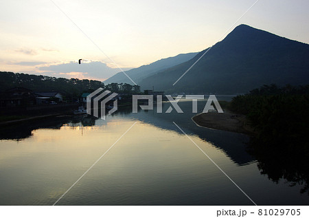 志布志湾に流れる肝属川の静寂な流れ 志布志湾に流れる肝属川の静寂な流れ 81029705