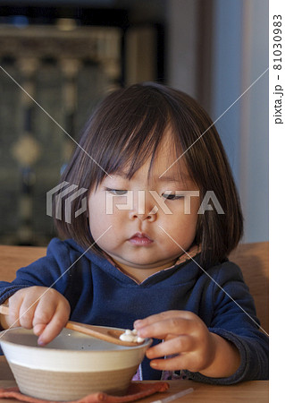 おやつを食べる女の子 おやつを食べる女の子 81030983