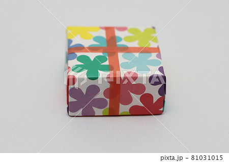 折り紙で作った手作りのプレゼントの小箱の写真素材 [81031015] - PIXTA