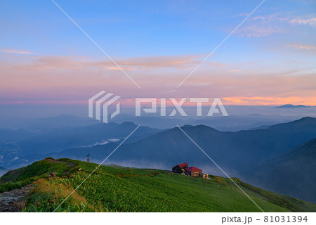 夕暮れの谷川連峰・肩ノ小屋 夕暮れの谷川連峰・肩ノ小屋 81031394
