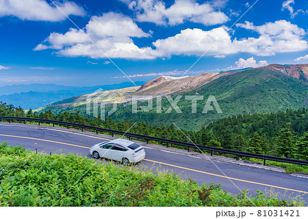 (群馬県)志賀草津道路(さわやか街道)を走る車 後方に白根山 (群馬県)志賀草津道路(さわやか街道)を走る車 後方に白根山 81031421