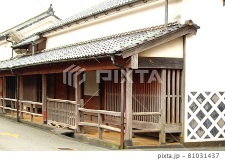 萩城下町の菊屋家住宅　中門の近く 81031437