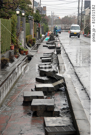 <千葉県>東日本大震災の影響で液状化の影響を受けた道路 <千葉県>東日本大震災の影響で液状化の影響を受けた道路 81031582