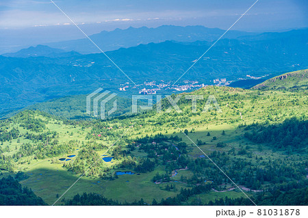 （群馬県）志賀草津道路・日本国道最高地点から見下ろす、芳ヶ平 81031878