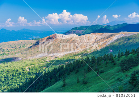 (群馬県)志賀草津道路・日本国道最高地点から望む、白根山 (群馬県)志賀草津道路・日本国道最高地点から望む、白根山 81032051