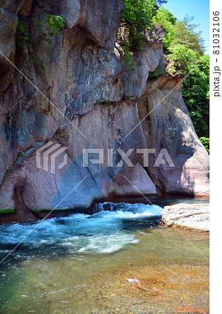 吹割渓谷の清らかな渓流 81032106