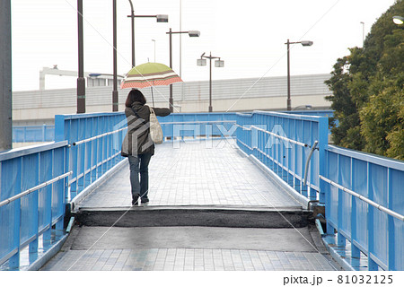 ＜千葉県＞東日本大震災の影響で段差のできた歩道橋 81032125