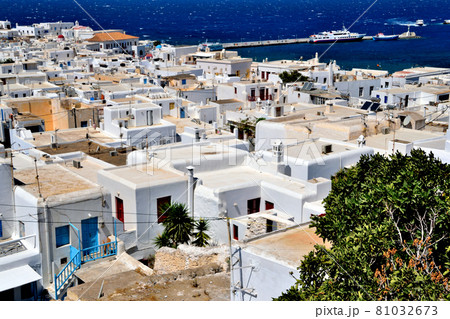 ギリシャ・ミコノス島の街並みと港1 81032673