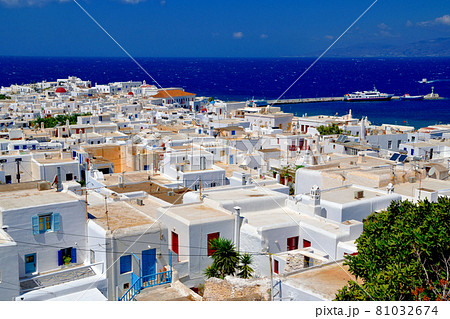 ギリシャ・ミコノス島の街並みと港2 ギリシャ・ミコノス島の街並みと港2 81032674