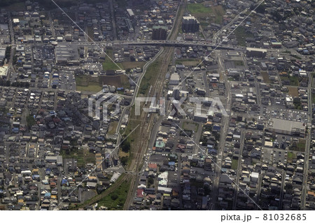 埼玉県日高市の高麗川駅付近を空撮 81032685